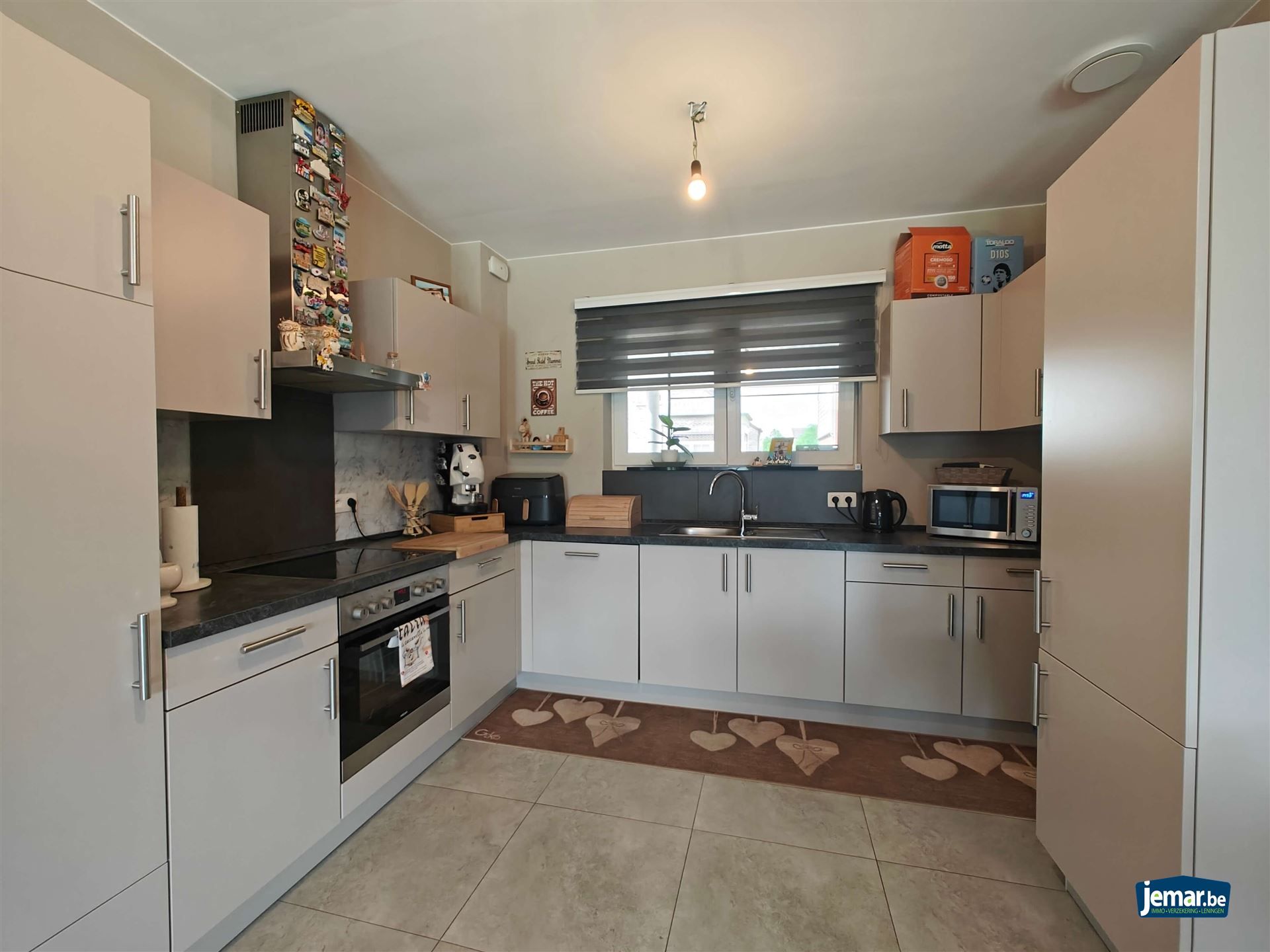Woning met 5 slaapkamers, 2 badkamers en een grote garage foto 9