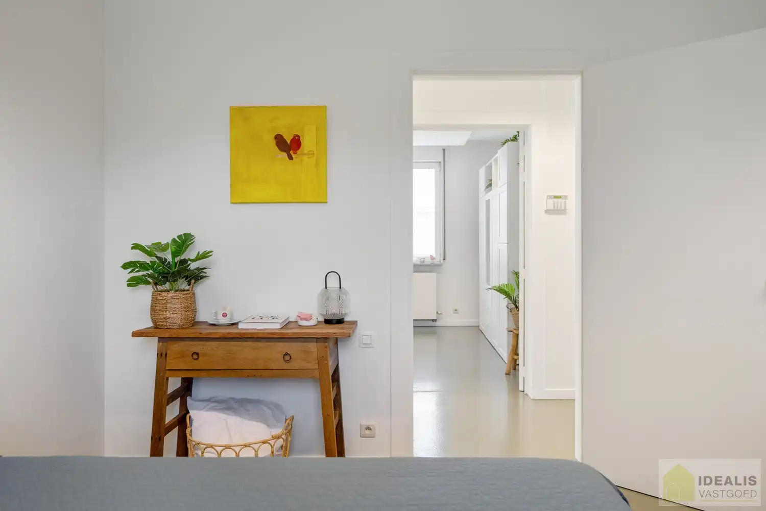 STATIG, STRAK EN UITERST RUIM COMPLEX MET HOOGSTAANDE AFWERKING EN OOG VOOR DETAIL. MOMENTEEL VOORZIEN VAN 3 SLAAPKAMERS, RIANTE LEEFRUIMTES ÉN UNIEKE LANDSCAPE KANTOORRUIMTES OP RESIDENTIËLE DOCH GUNSTIGE LOCATIE!! Dit exclusieve complex omvat maar liefst +-400m² netto bewoonbare oppervlakte! Kenmerkend aan dit statige pand is de unieke voorgevel die bezet is met keramische kunst van Pieter Stockmans. Gelegen op een residentiële locatie in een rustige woonstraat doch op enkele minuten van het centrum van Genk! foto 30