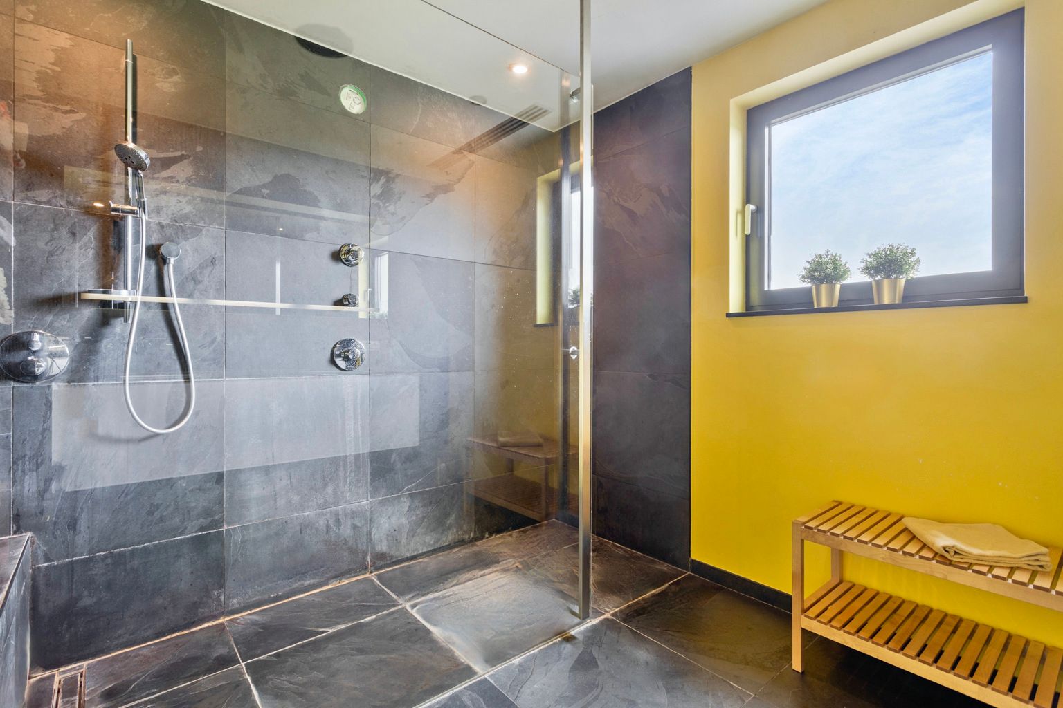 Mooie stijlvolle woning met tuin en achterliggend weiland foto 16