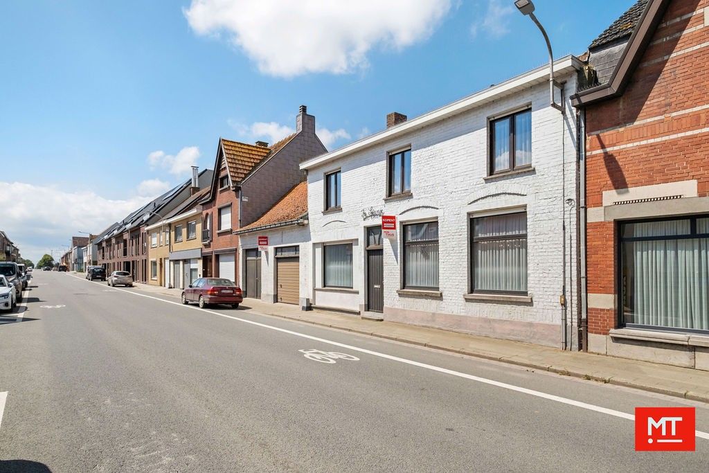 Hoofdfoto van de publicatie: Ruime te renoveren woning met 5 slaapkamers en dubbele garage in Passendale