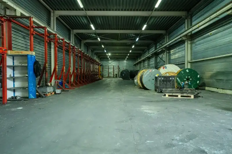 Bedrijfsgebouw te huur foto 3