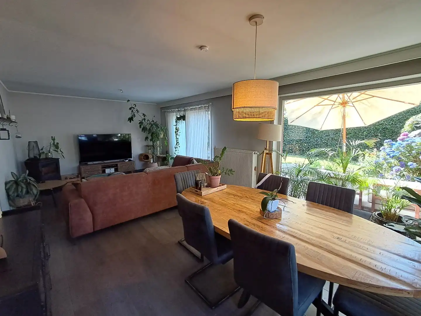 Ruime alleenstaande woning in een rustige wijk te Sijsele. foto 2