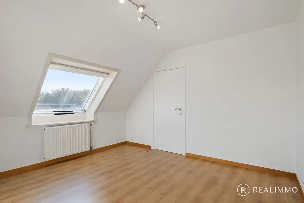 Ruim appartement met 3 slaapkamers én garage in het hartje Zwevegem! foto 16