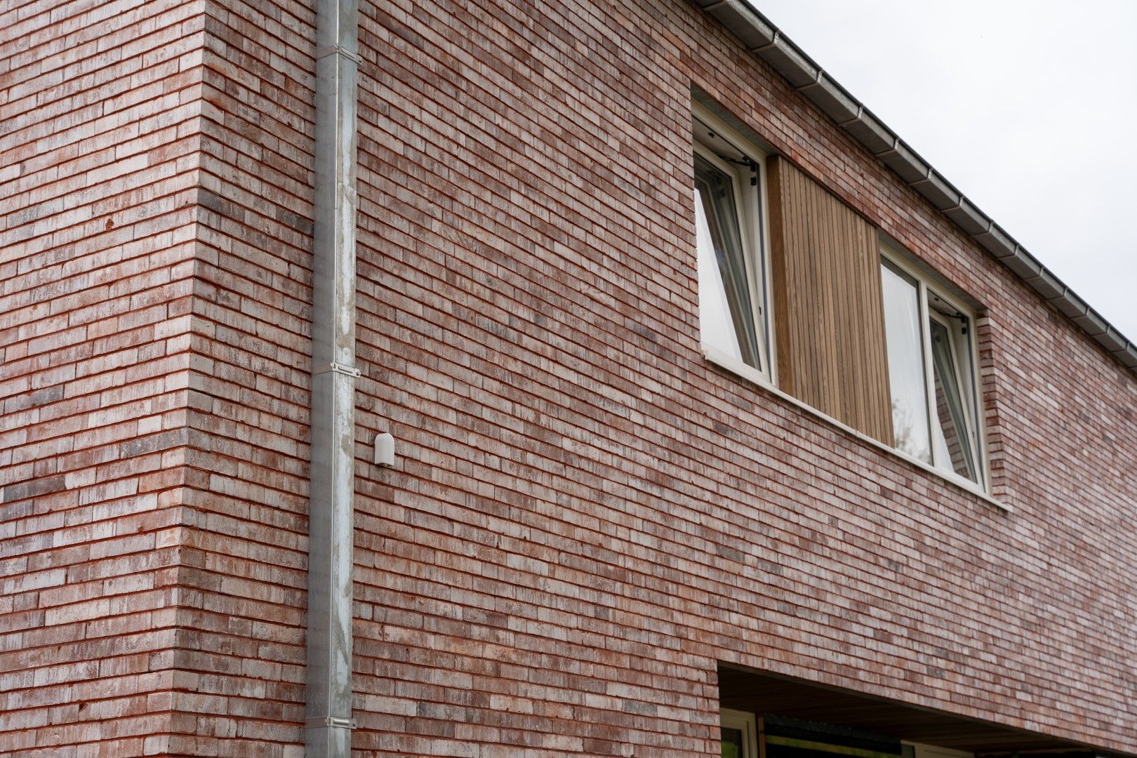 Ruime open bebouwing met 3 slpk's & zon gerichte tuin				 foto 8