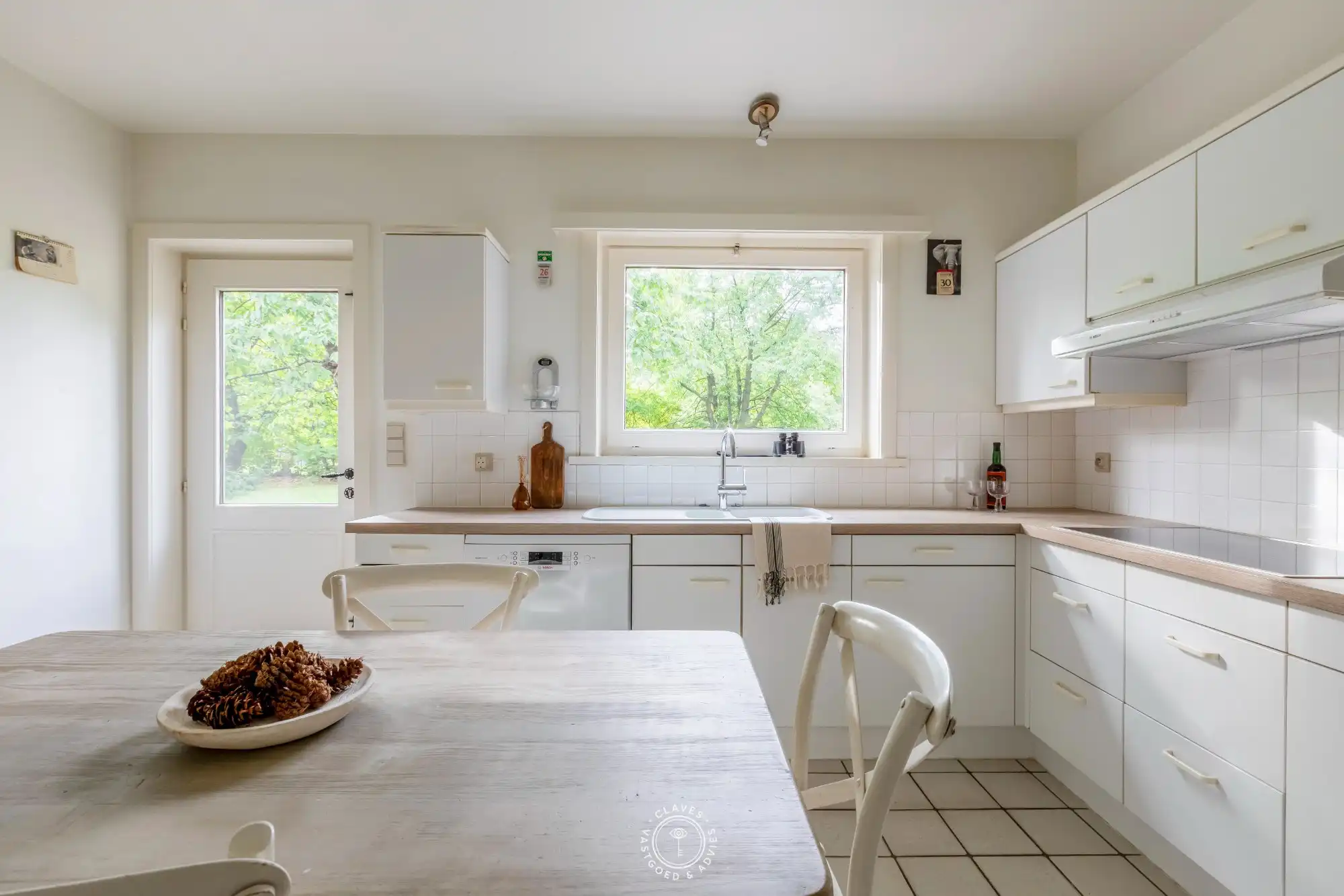 Uniek landhuis met charme en meer dan 10.000 m² eigen grond foto 6