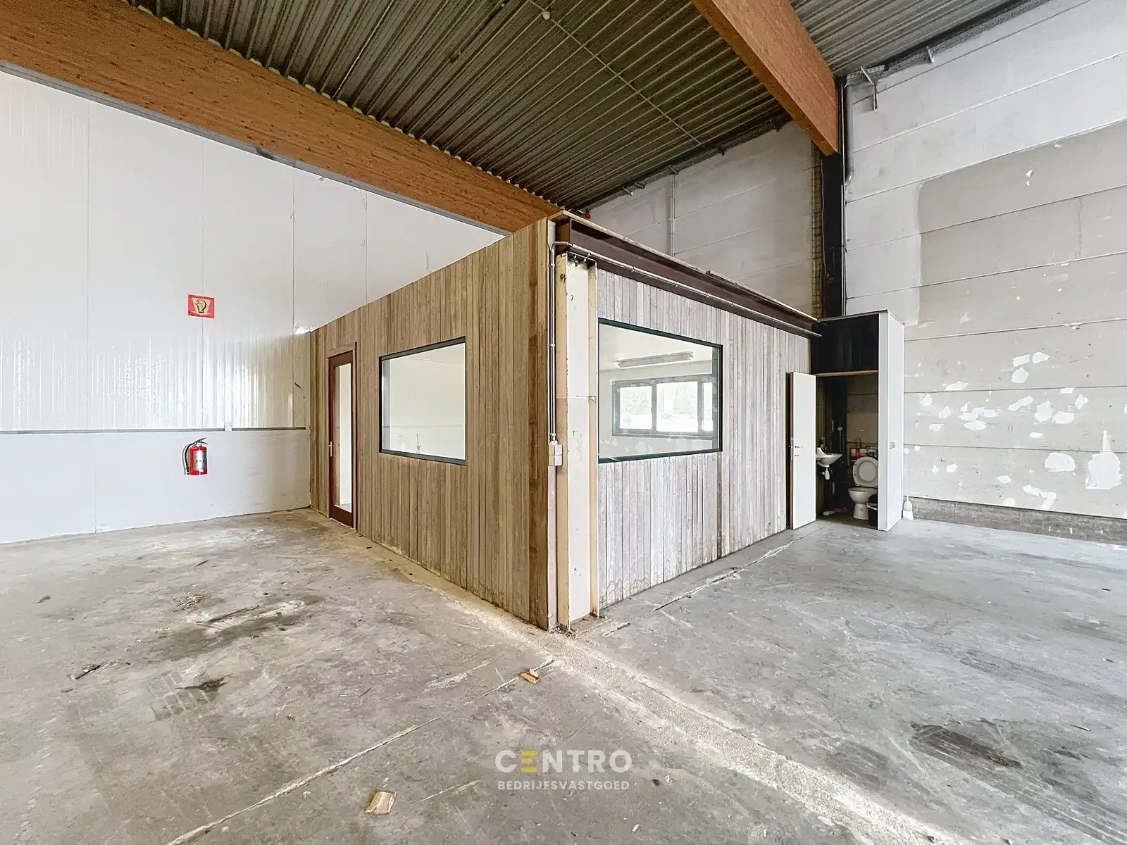 Instapklaar magazijn (600 m2) met mezzanine en geïntegreerd kantoor langs de N8 te Elverdinge (Ieper). Ambachten toegestaan ! foto 3