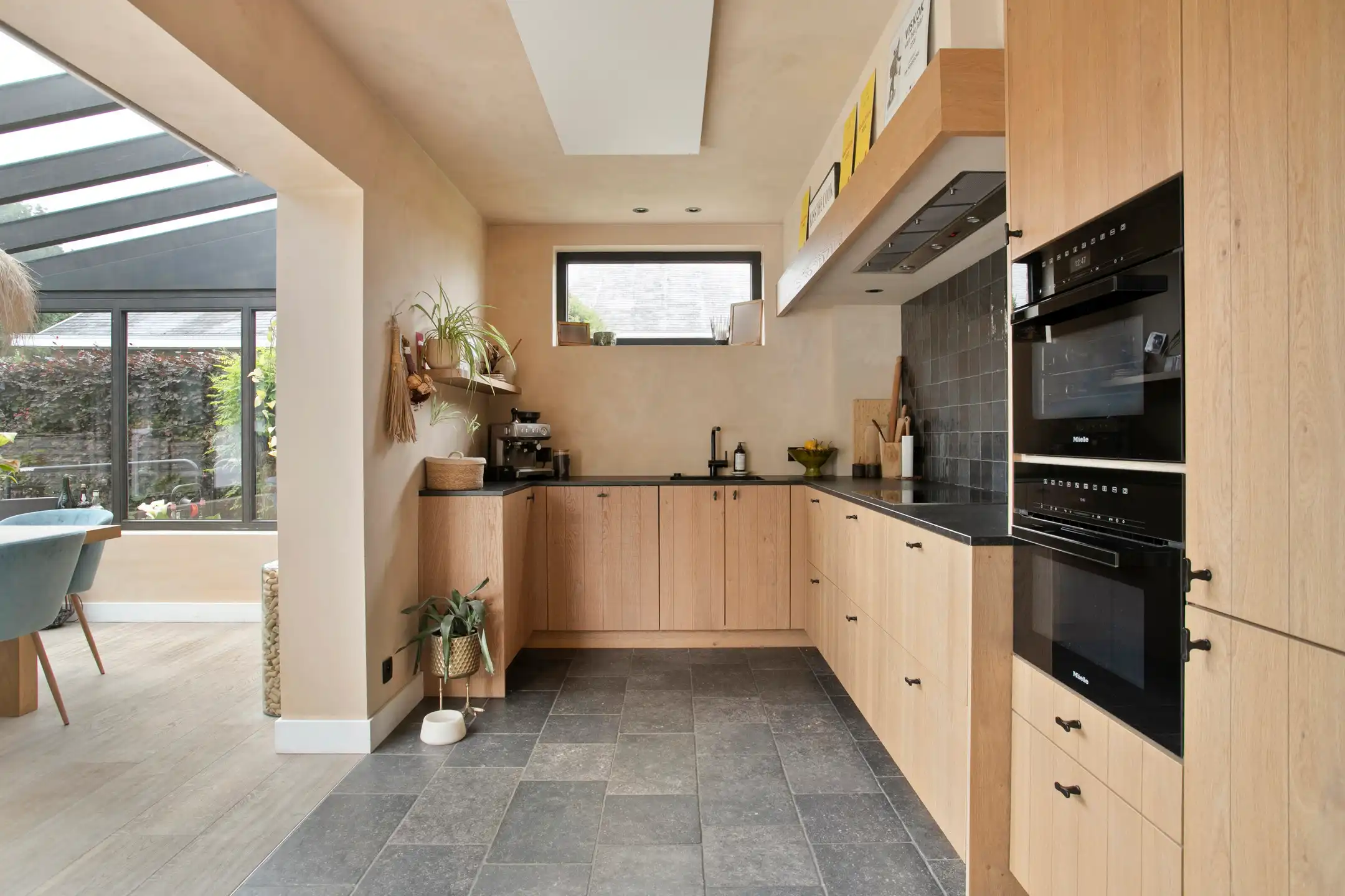 Volledig gerenoveerde vrijstaande woning met garage foto 3