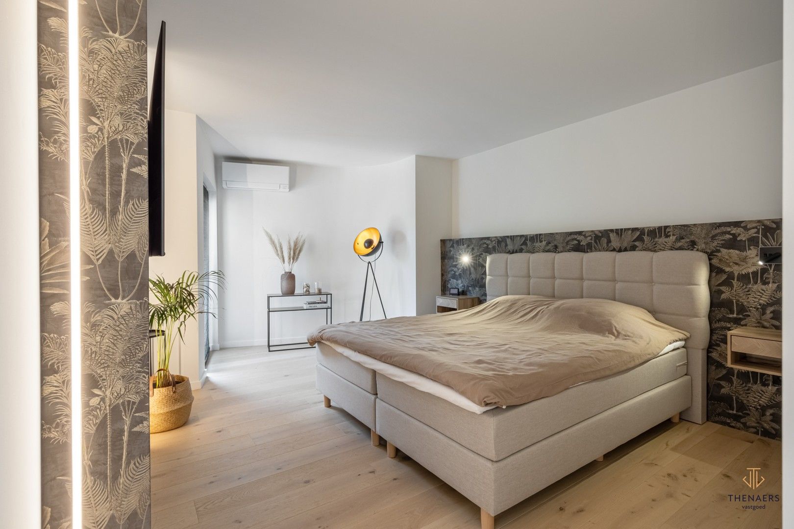 UNIEKE GERENOVEERDE WONING MET 4 SLAAPKAMERS EN PRACHTIG UITZICHT OP DE VELDEN. foto 28