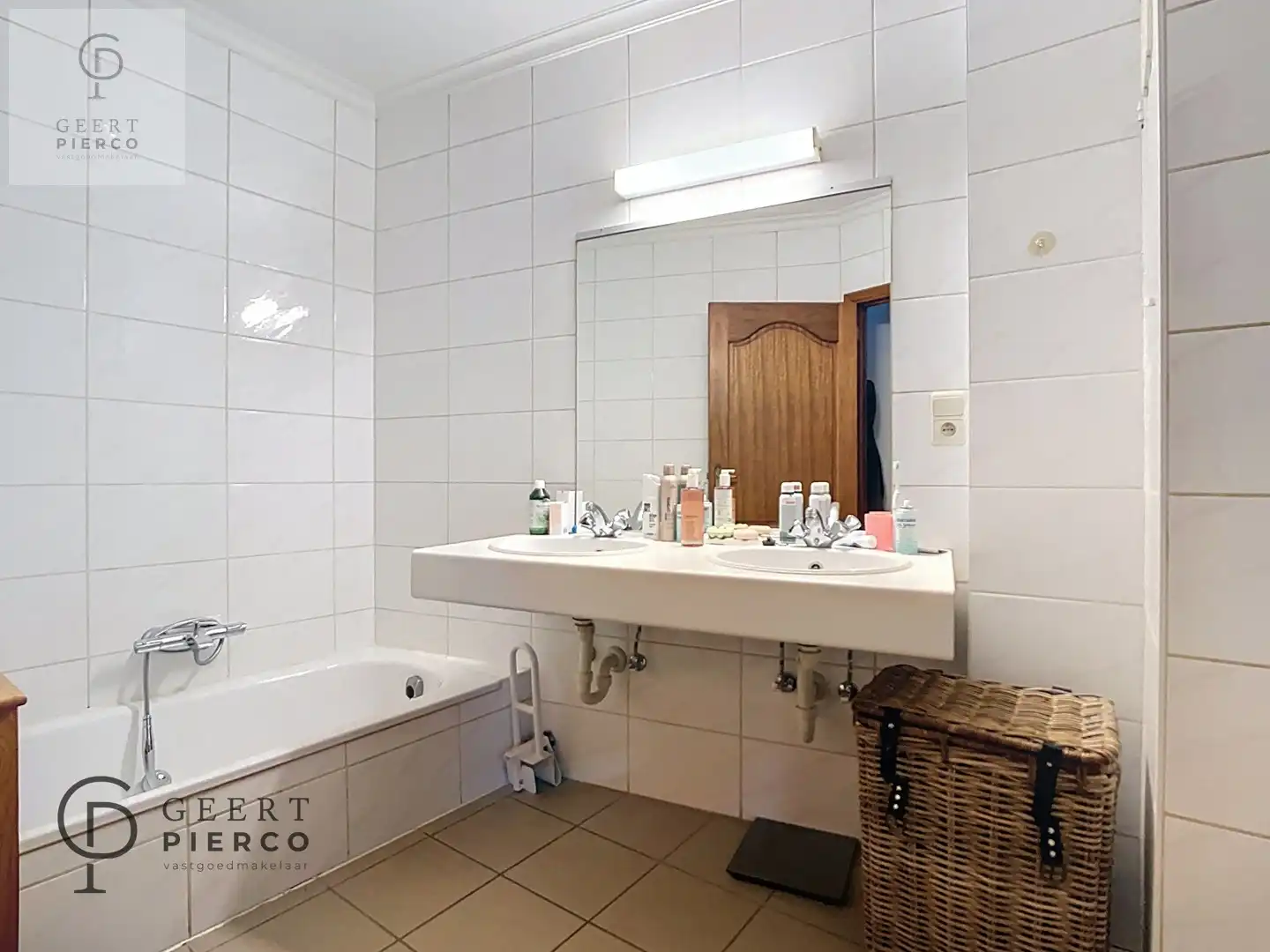 Aan Sint-Anneke 26 bus 101 te Sint-Truiden treffen we dit ruime appartement met drie slaapkamers, twee badkamers en kelder. De centrale ligging (200m van Grote Markt) zorgt voor een optimaal bereik van winkels, station, scholen en eveneens de groene omgeving van de stadsvesten en het stadspark. foto 22