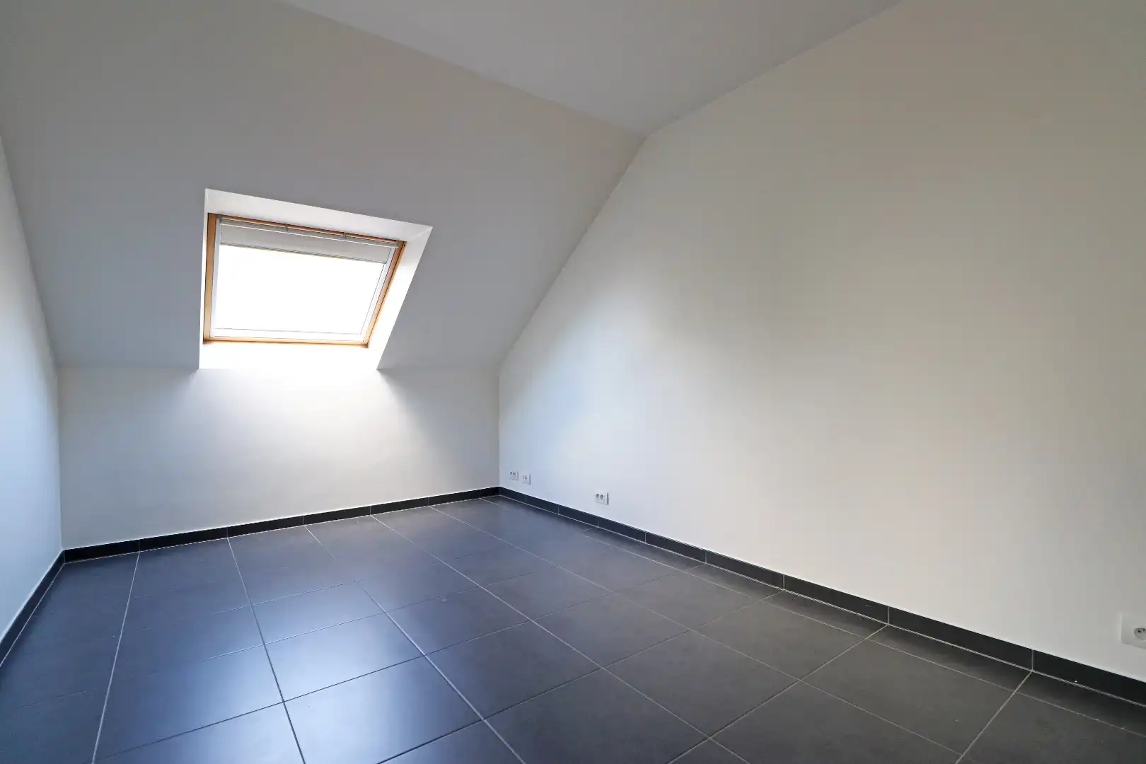Lichtrijke woning met carport foto 7