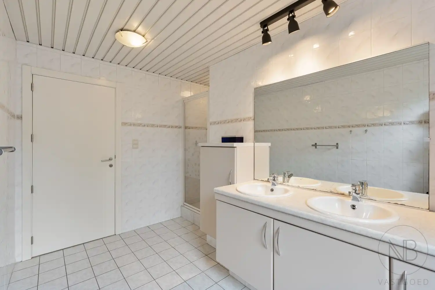 Ruime en verzorgde gezinswoning op een gunstige locatie in De Bret (14,4 are)! foto 29