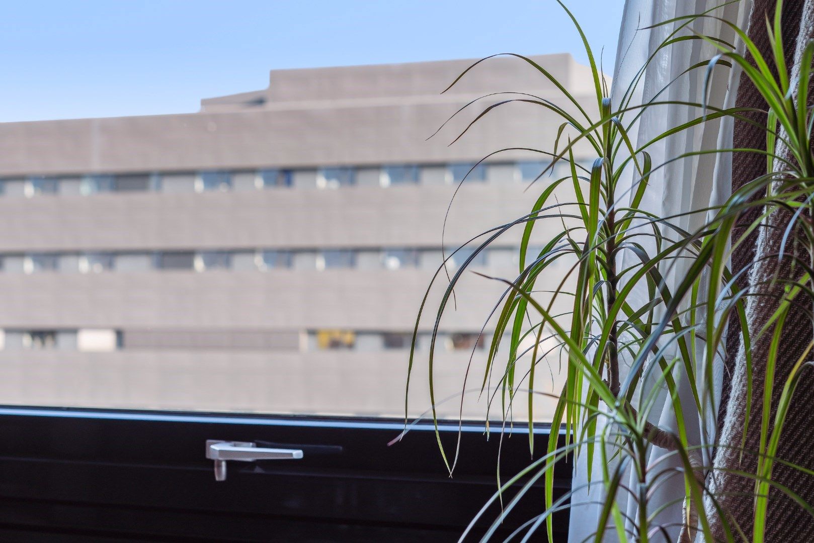 Verzorgd 2-slaapkamerappartement nabij de invalswegen! foto 14