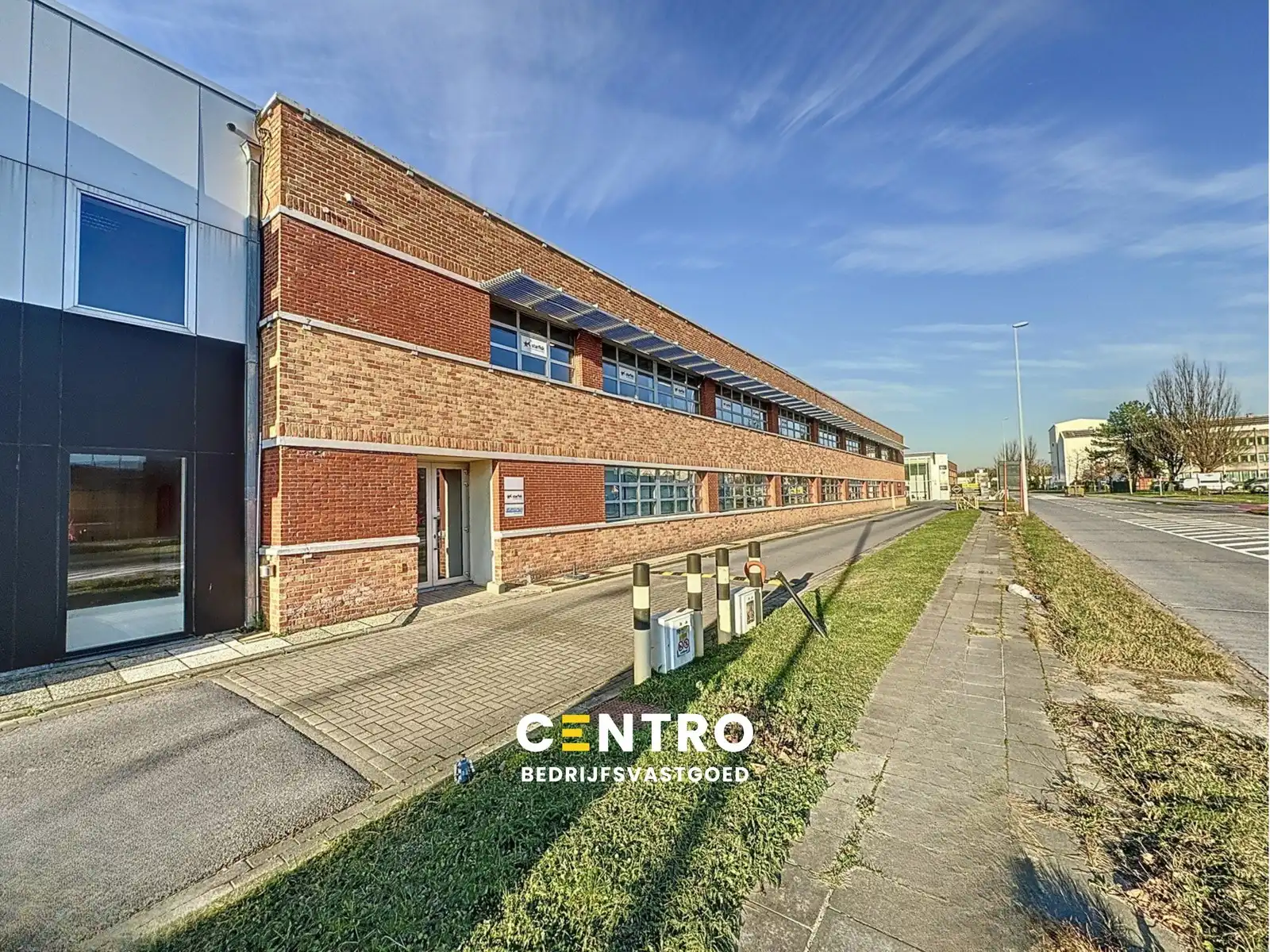 Instapklare en betaalbare KANTOORRUIMTE (230m²) voorzien van alle comfort (databekabeling, airco,...) met private parkeergelegenheid. Vlot bereikbaar via Expresweg van Brugge! foto {{pictureIndex}}