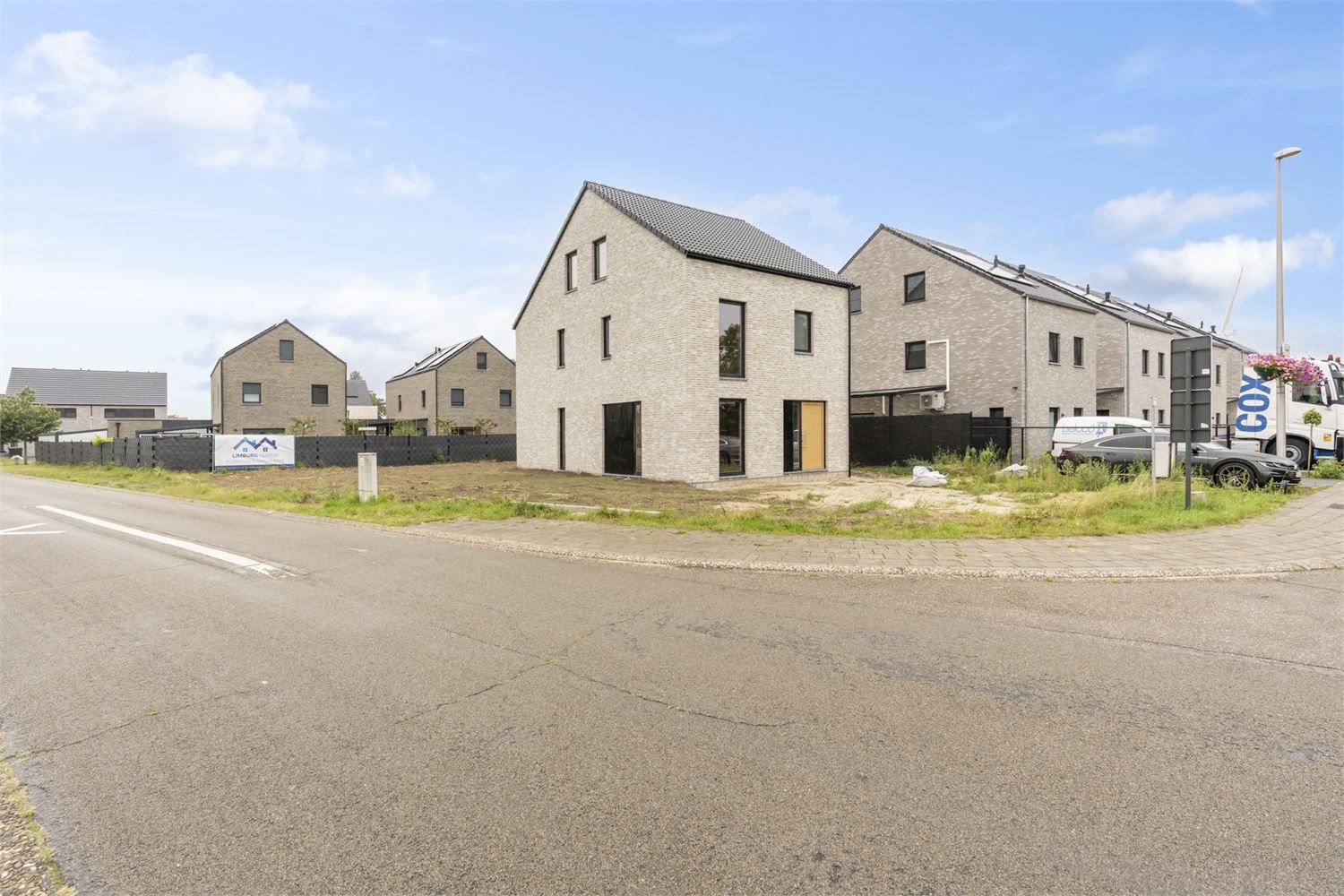 IDEALIS VASTGOED - ROYALE CASCO-WONING MET EEN HEERLIJK LICHTRIJKE WOONKAMER MET OPEN KEUKEN EN AANSLUITEND DE BERGPLAATS, 3 SLAAPKAMERS (MEER MOGELIJK), EEN RUIME BADKAMER EN RUIME 2DE VERDIEPING OP KNAP HOEKPERCEEL VAN +- 5A 54CA! foto 2