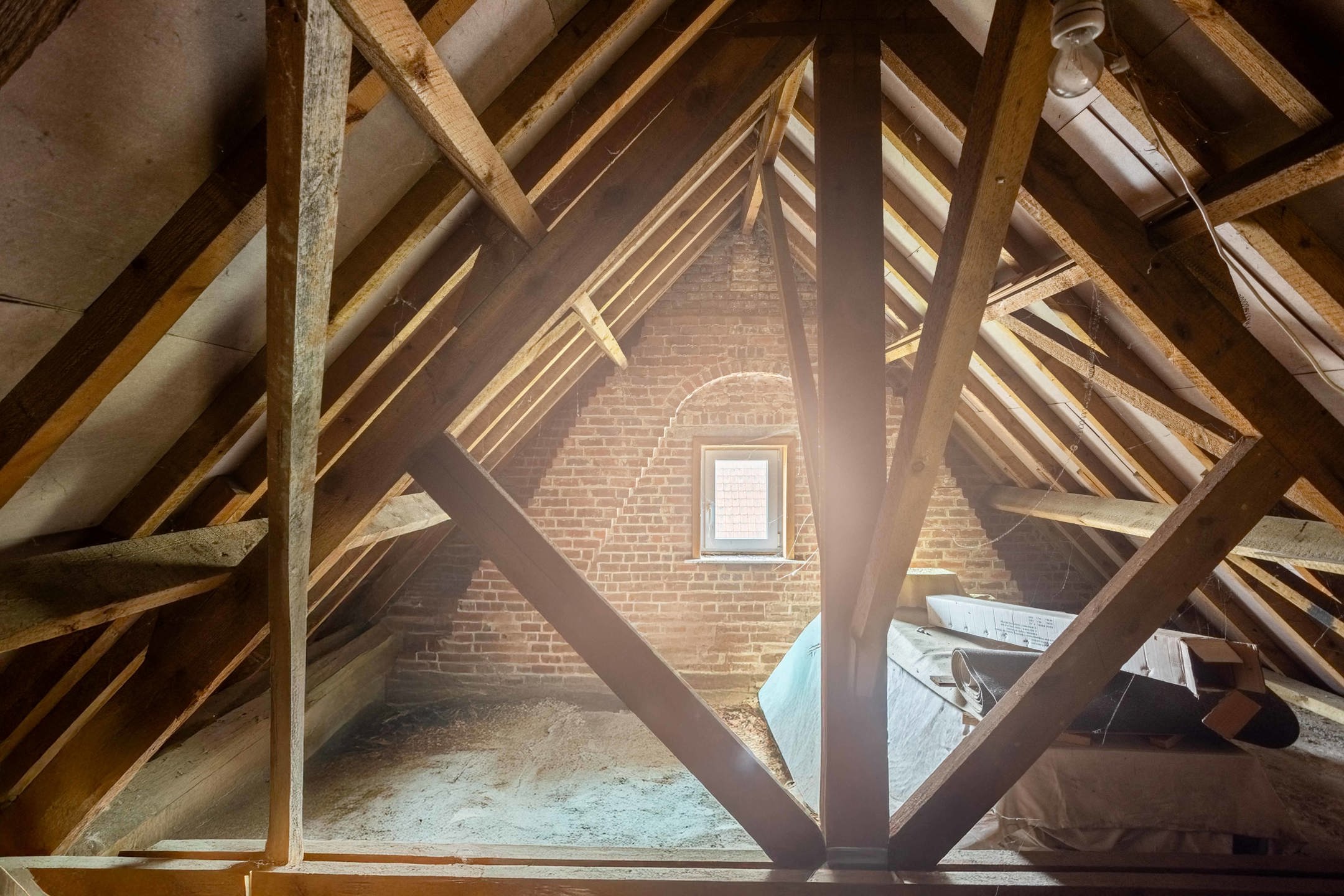 Te renoveren solide woning met garage op uitstekende locatie foto 19