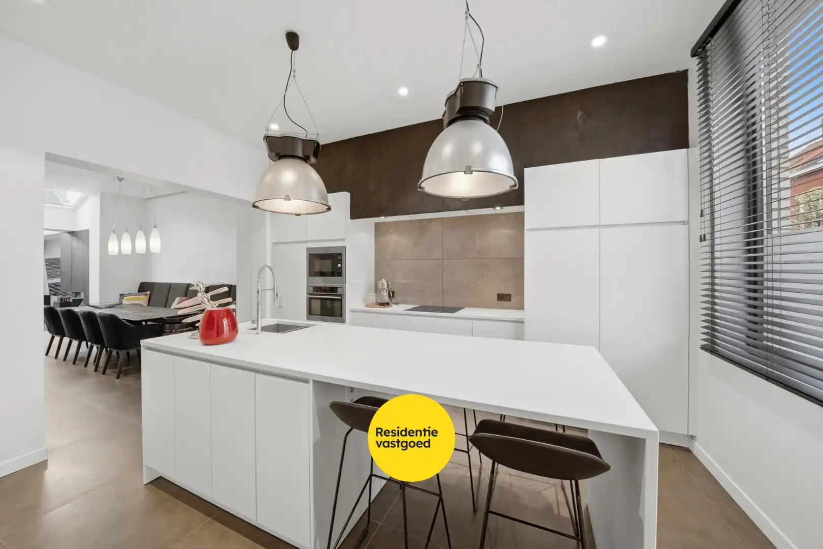 Volledig gerenoveerde woning met zonnige buitenruimte foto 10