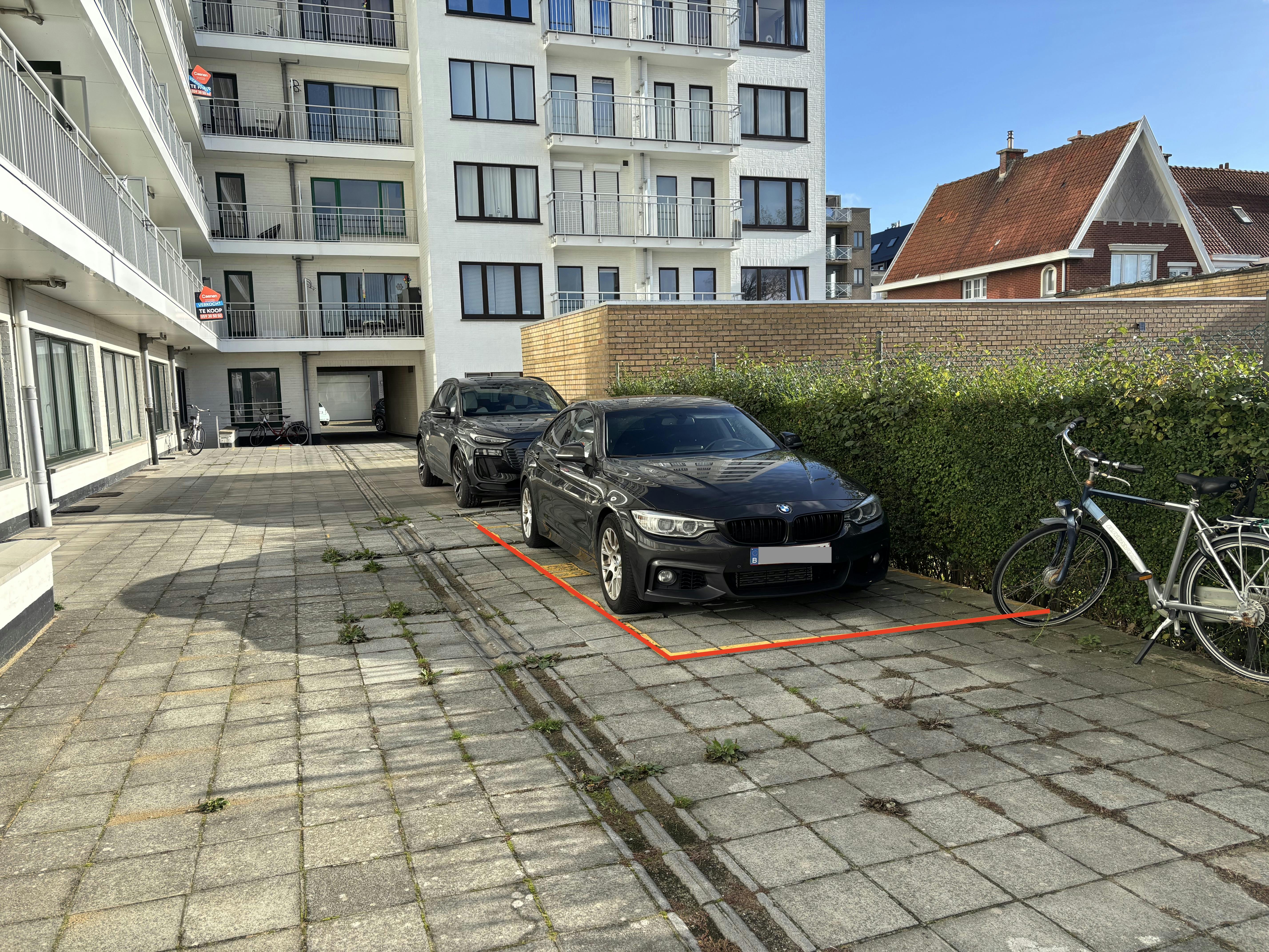 Parking op toplocatie !  foto {{pictureIndex}}