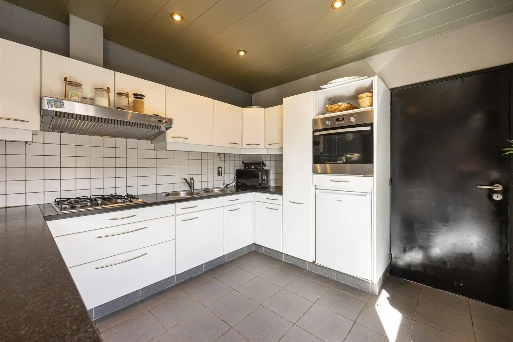 Gezinswoning met garage en zonnige tuin foto 8