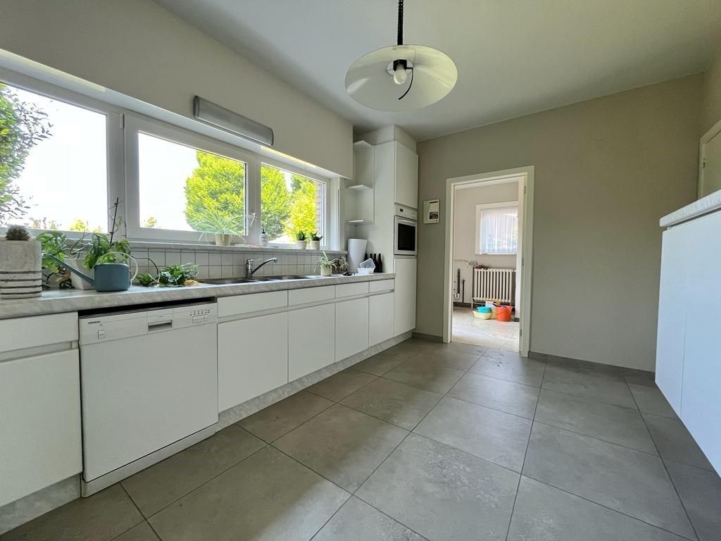 Hedendaagse woning met 4 slaapkamers, gelijkvloerse bureau en zonnige tuin met garage te Kuurne. foto 4
