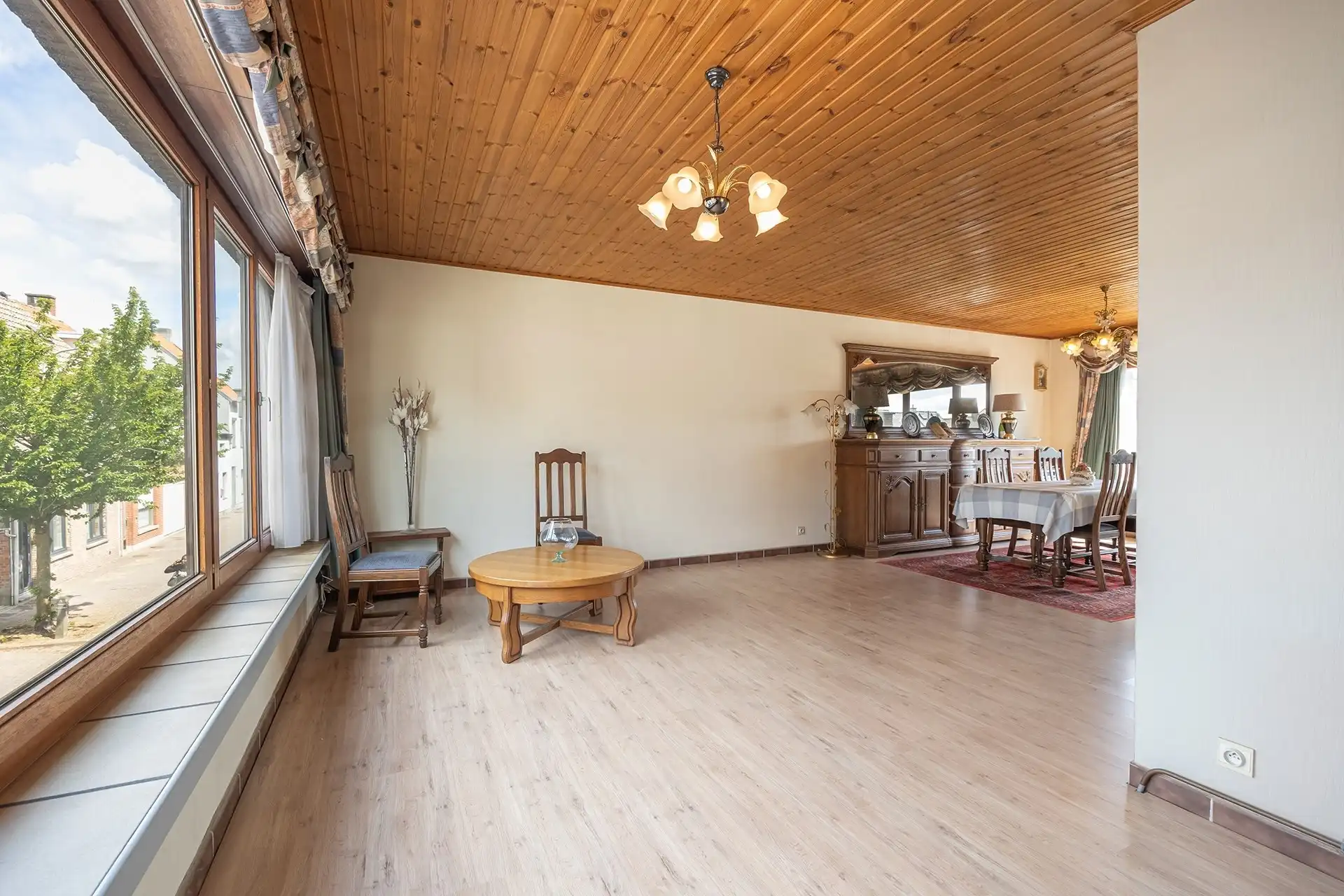 Op te frissen bel-étage woning met 3 slaapkamers en grote garage & tuin foto 5