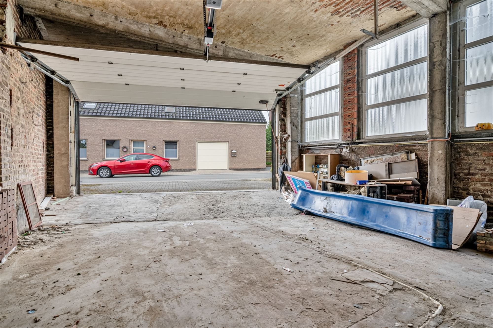 Dubbele garage - 50m² - met autostaanplaats voor de garage foto 2