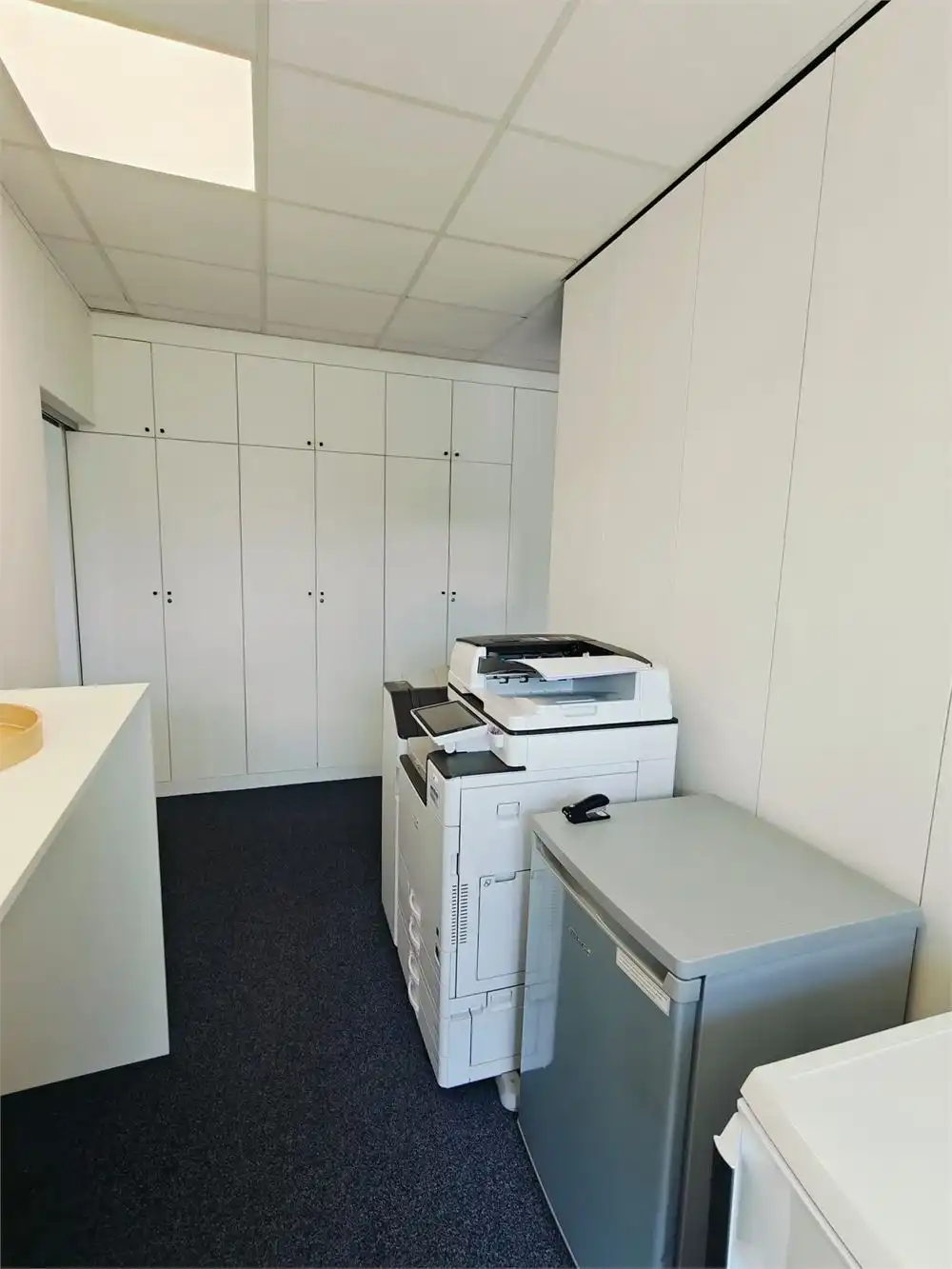 INSTAPKLAAR KANTOOR MET PARKING OP HOEKLOCATIE foto 11