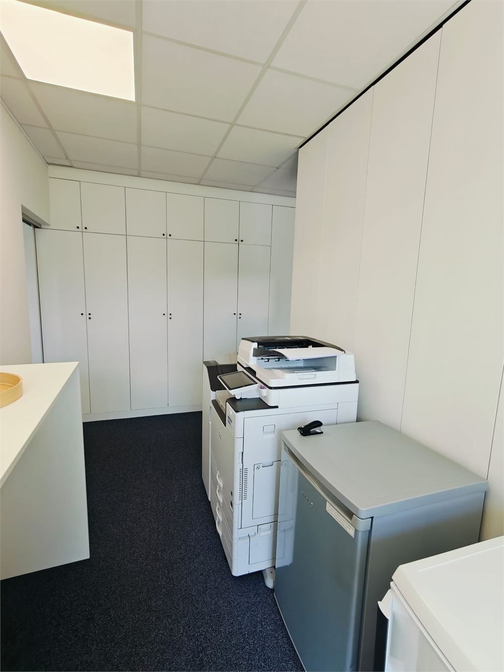 INSTAPKLAAR KANTOOR MET PARKING OP HOEKLOCATIE foto 11