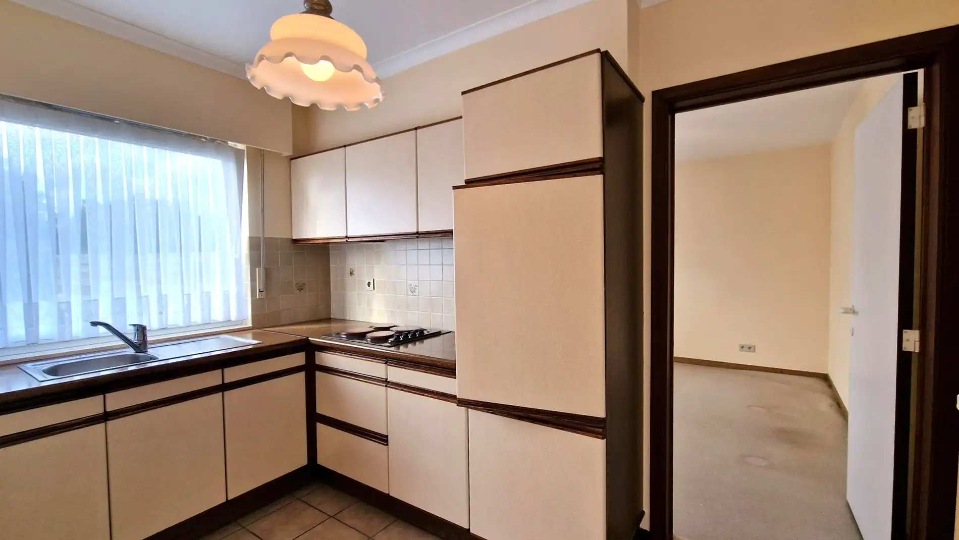 Open bebouwing met ruime tuin en garage foto 3