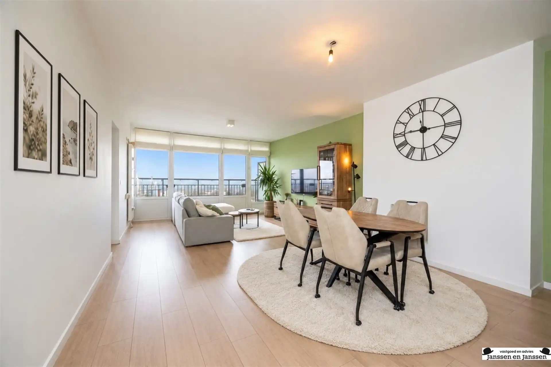 Gerenoveerd 2-slaapkamer appartement met 2 terrassen en prachtig uitzicht foto 2