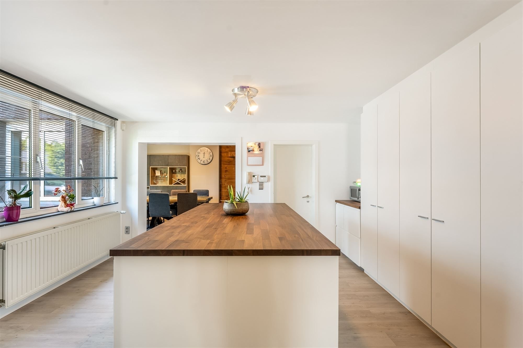 ZEER GOED GELEGEN, RUIME WONING  MET PRAKTIJKRUIMTE EN MOGELIJKHEID TOT 4 SLAAPKAMERS TE ZONHOVEN foto 10