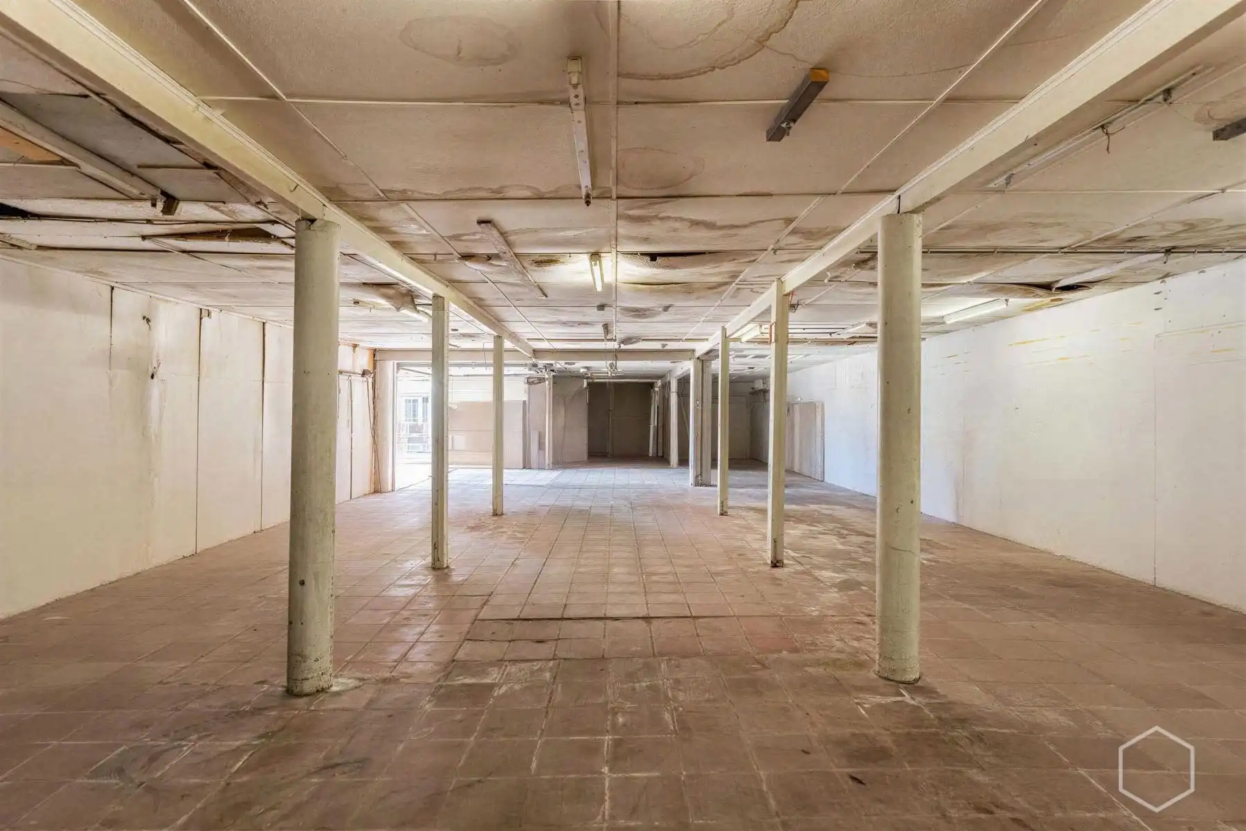 Te renoveren open bebouwing op 12a 59ca met garage van 290m² foto 20