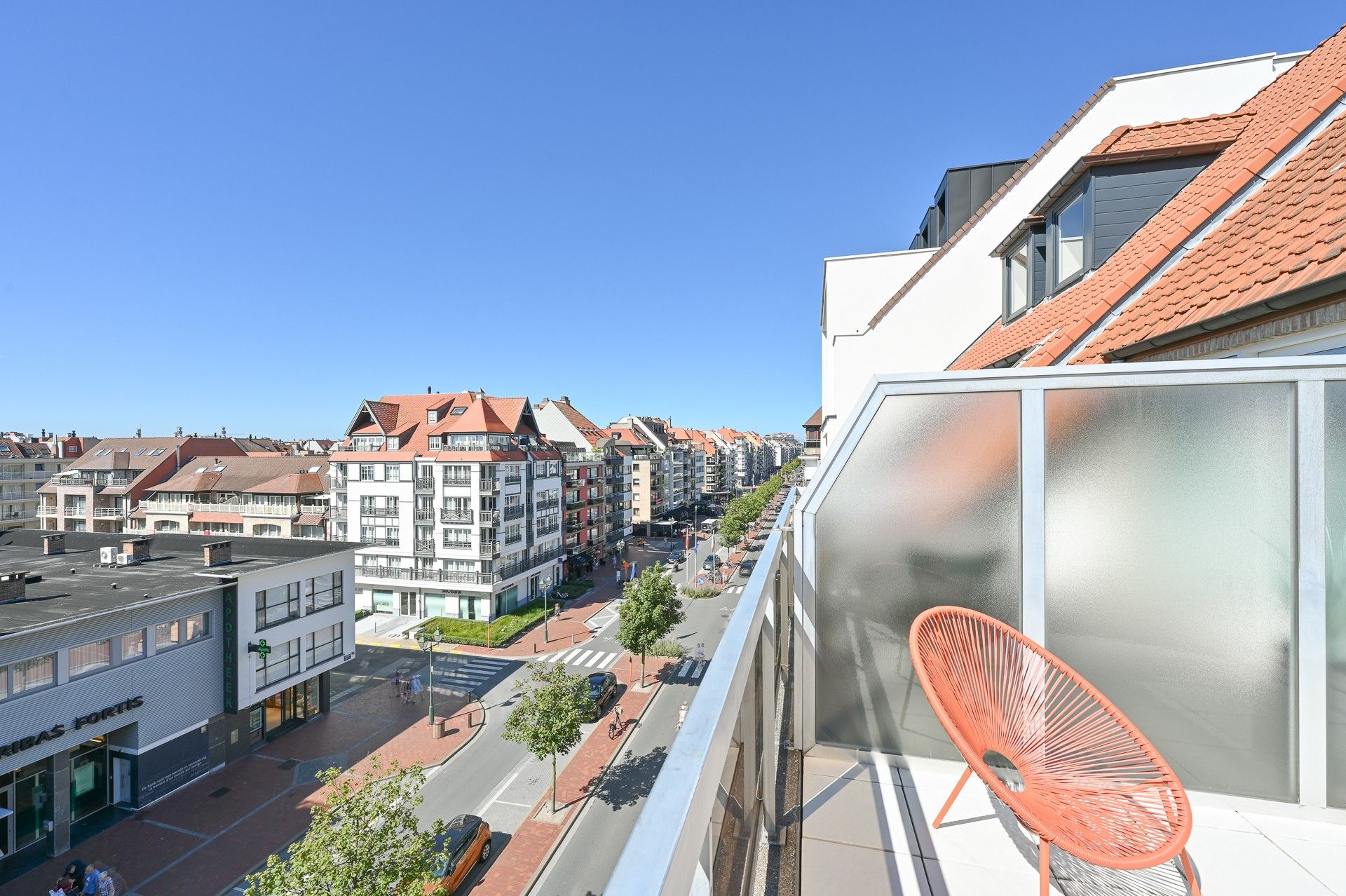 Prachtig gerenoveerd duplexappartement met zonnig terras in hartje Knokke! foto 2