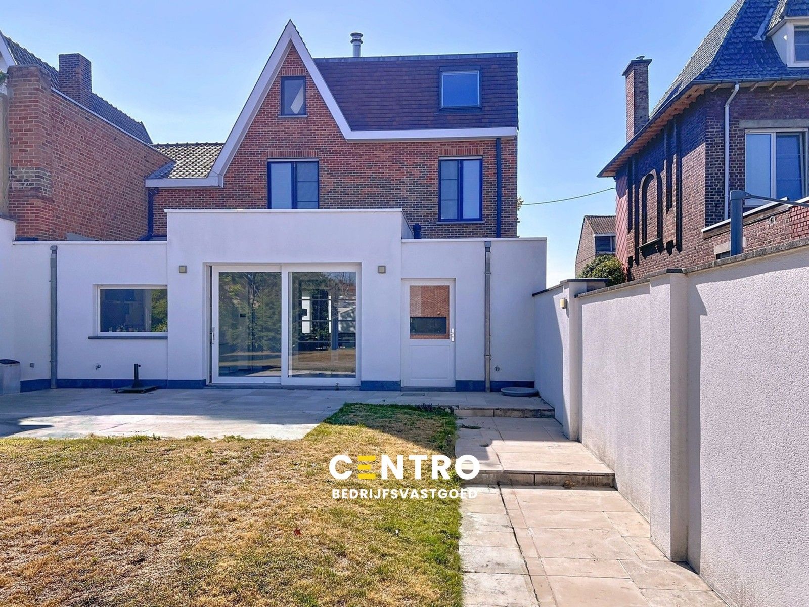 Prachtig HERENHUIS (met o.a. 5 slpk, garage en tuin), apart KANTOOR-gebouw en 630 m2 MAGAZIJNEN op zeer goede ligging te KORTRIJK ! foto {{pictureIndex}}