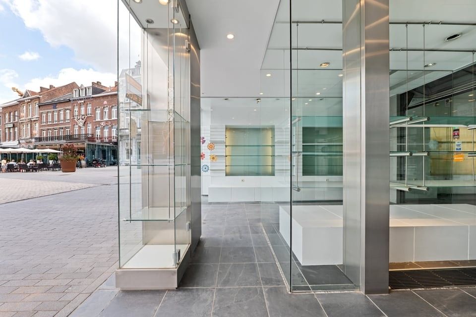 ICONISCH HANDELSPAND MET LUXUEUZE WOONST OP DE GROTE MARKT VAN SINT-TRUIDEN foto 33