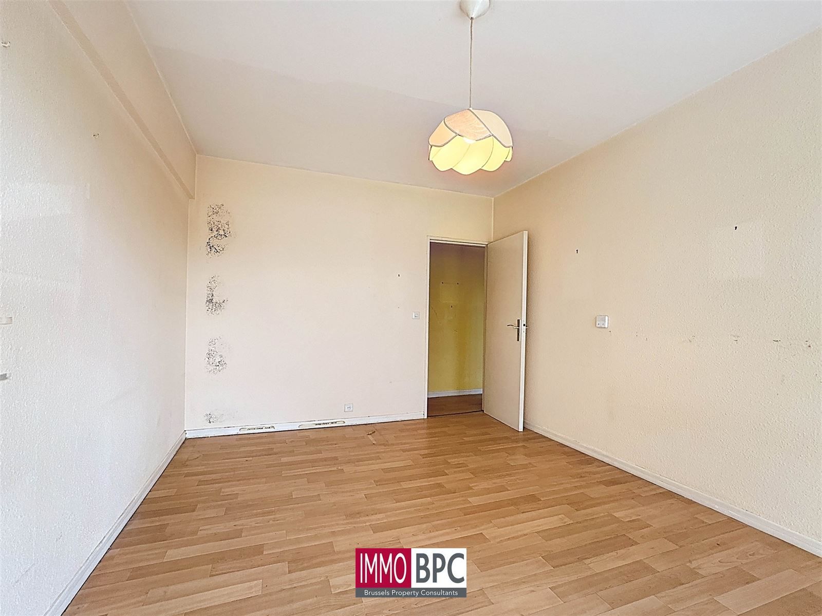 te renoveren appartement met groot terras! foto 12