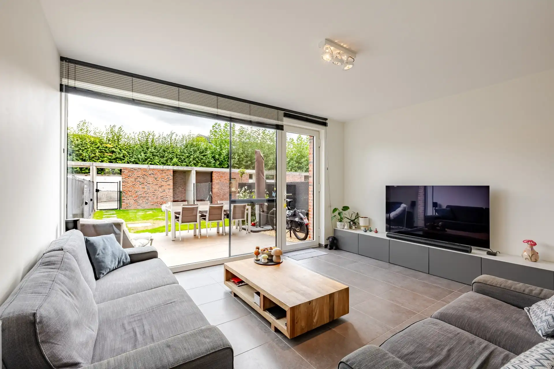 Energiezuinige stadswoning met 3 slaapkamers, terras en private parking in Aalst foto 3
