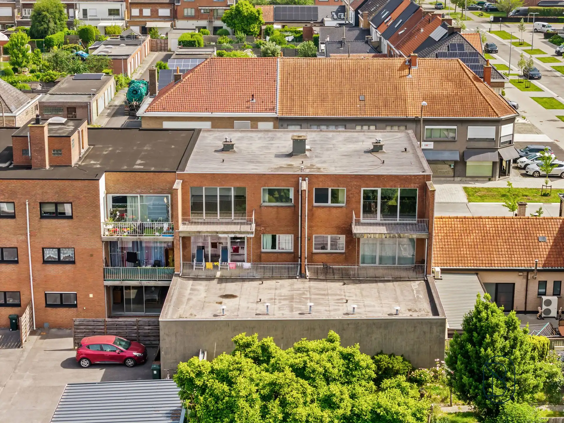 Topgelegen opbrengsteigendom: 4 app, 2 garages en handelsgv. foto 22