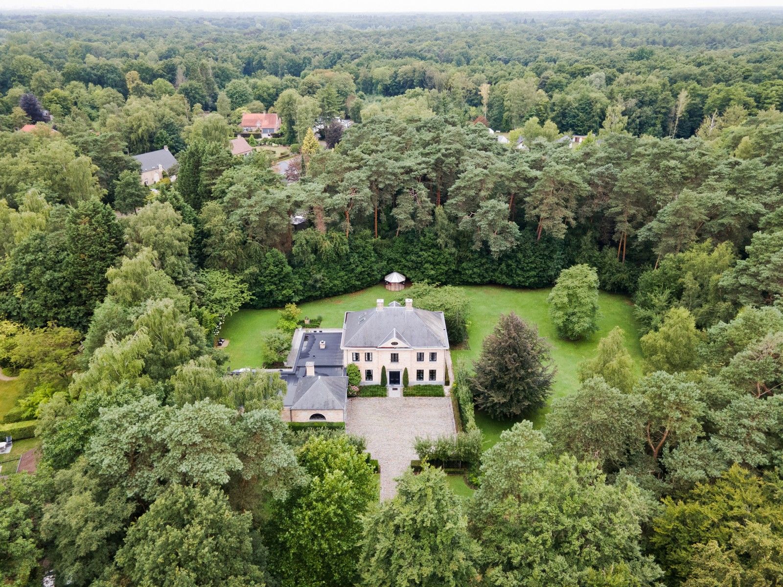 Exclusieve villa met parktuin foto {{pictureIndex}}