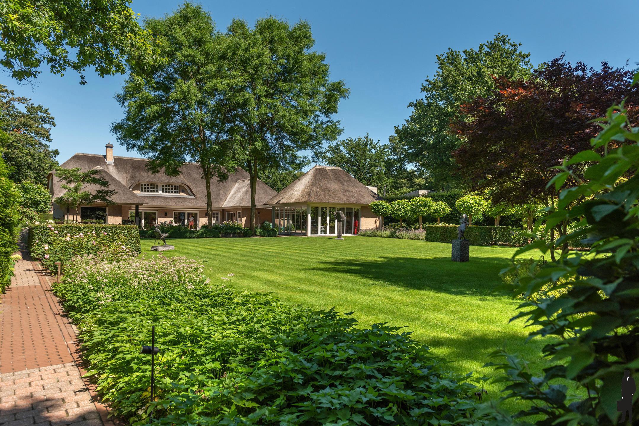Rietgedekte villa met bijgebouw in Engelse stijl op 3.080m² foto 35