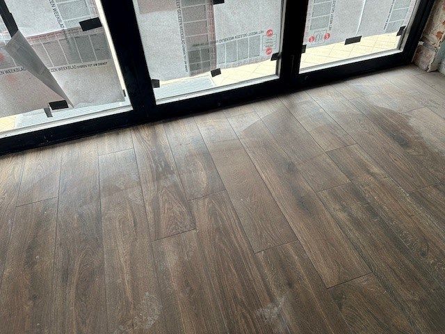 Handelspand  op topligging  .  Strandplein.   Ruim 200 m2  .       Tegen 1 juni volledig nieuw afgewerkt.   Zowel te koop of te huur.   foto 25