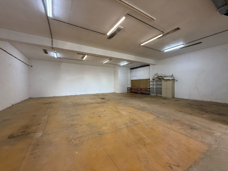 Gerenoveerd magazijn van 290 m² te huur in Ronse – uitstekende ligging langs de N48 foto 3