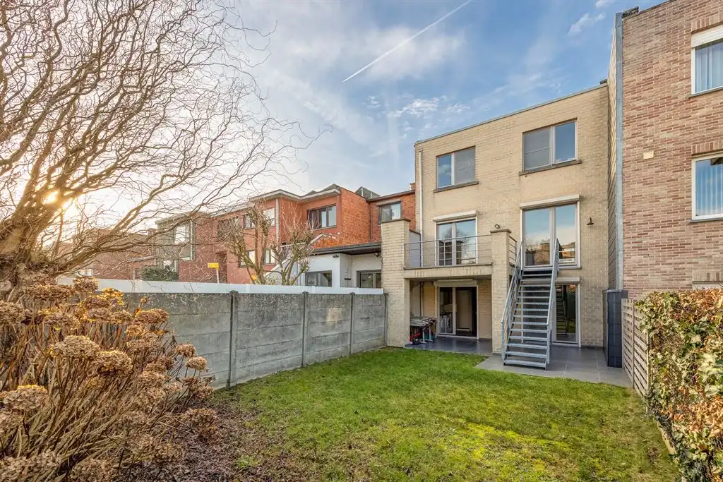 Ruime woning met inpandige garage en tuin foto 4