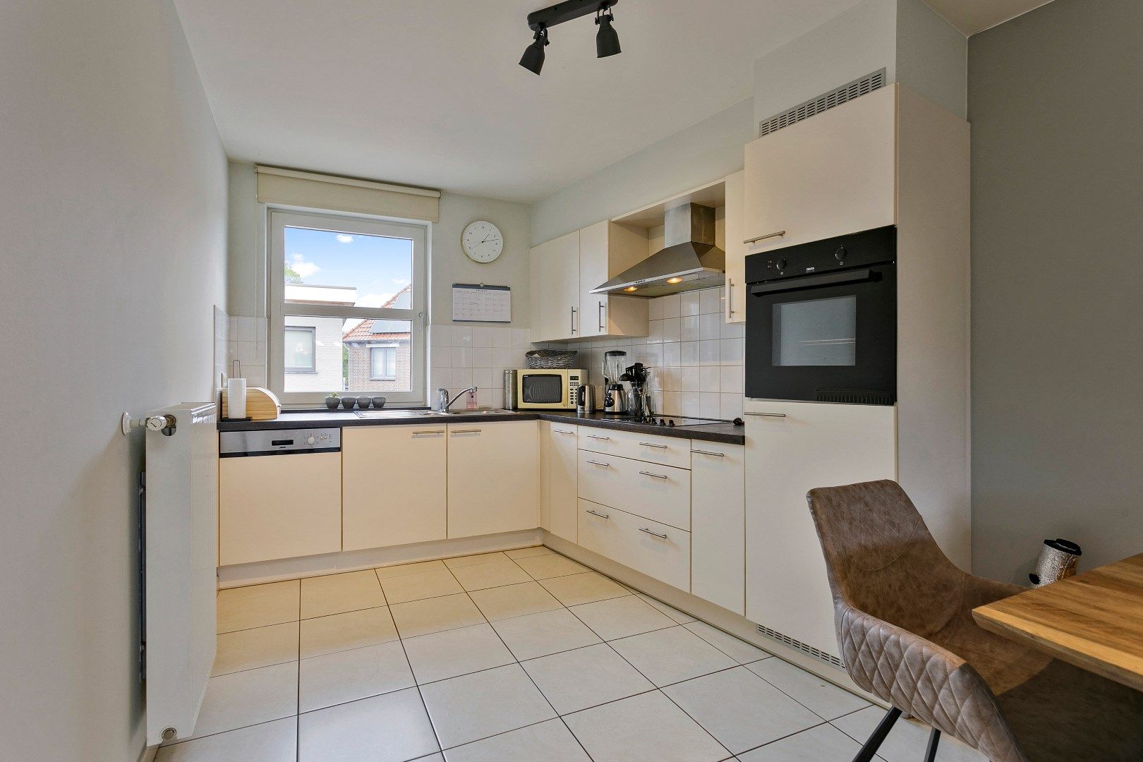 Comfortabel appartement voorzien van 3 slaapkamers, een fraai terras en een autostandplaats gelegen in het centrum van Kinrooi!  foto 4
