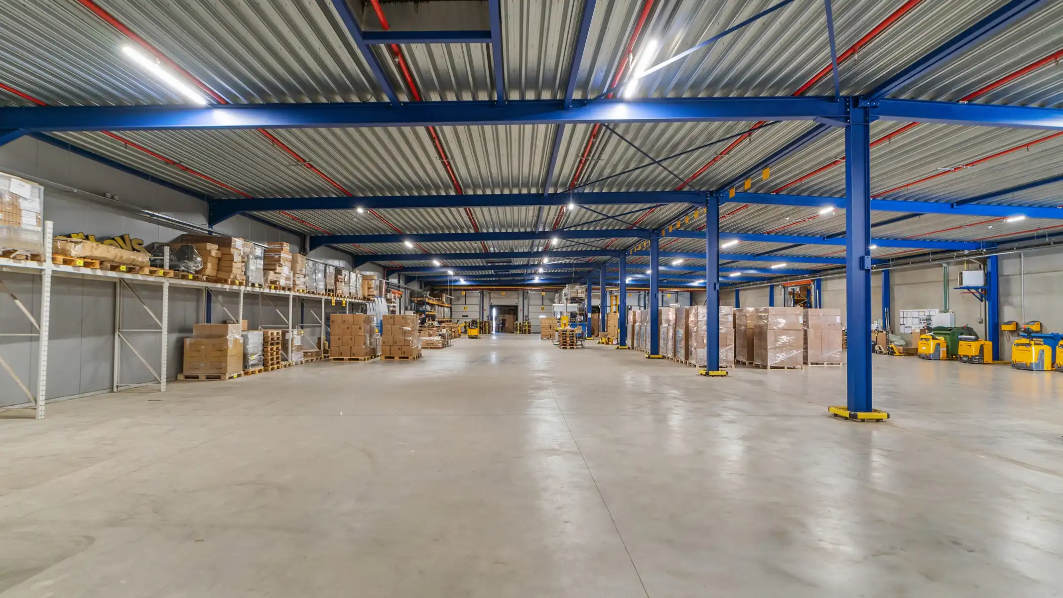 Volledig uitgerust distributiecentrum in nieuwbouwstaat foto 38