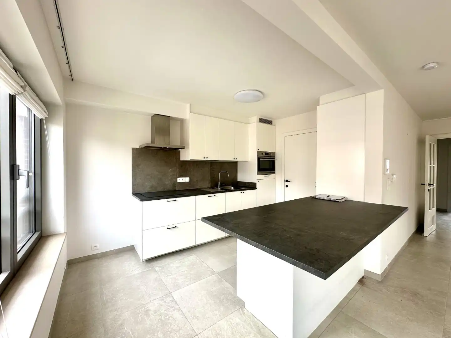 Lichtrijk appartement met twee slaapkamers te Sint-Kruis foto {{pictureIndex}}
