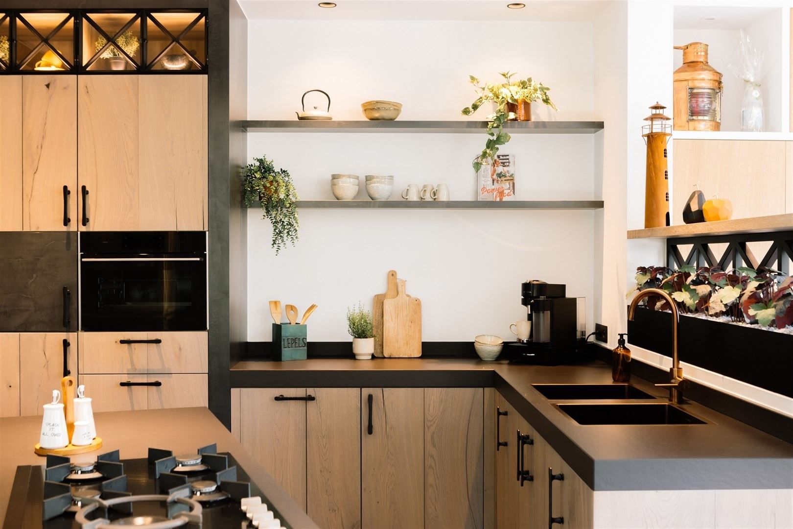 Eigentijdse luxe half open woning in een rustige setting foto 7
