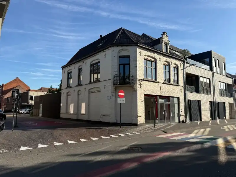 Handelsruimte te huur van 319 m² foto {{pictureIndex}}