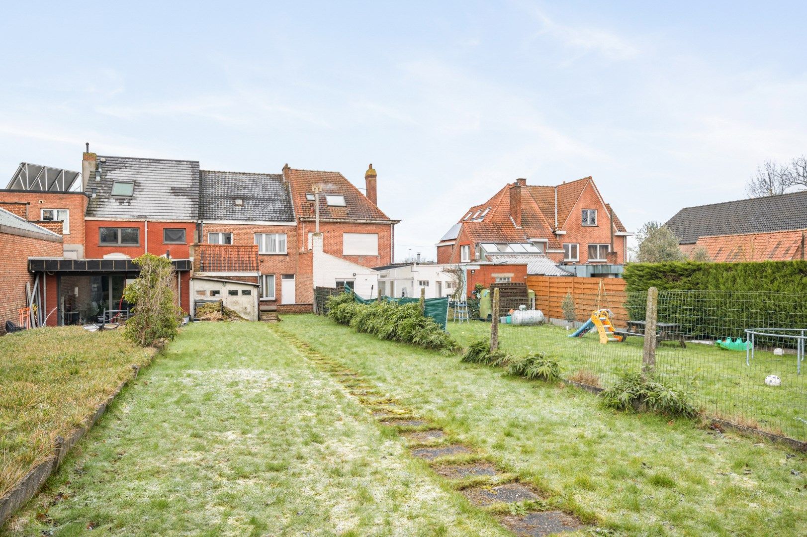 OP TE FRISSEN WONING MET 3SLPKS (4 MOGELIJK) EN ACHTERINWEG foto 2