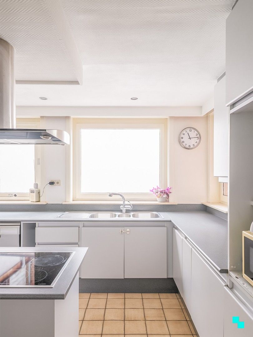 Charmante woning met vijf slaapkamers en inpandige garage te Merelbeke foto 11