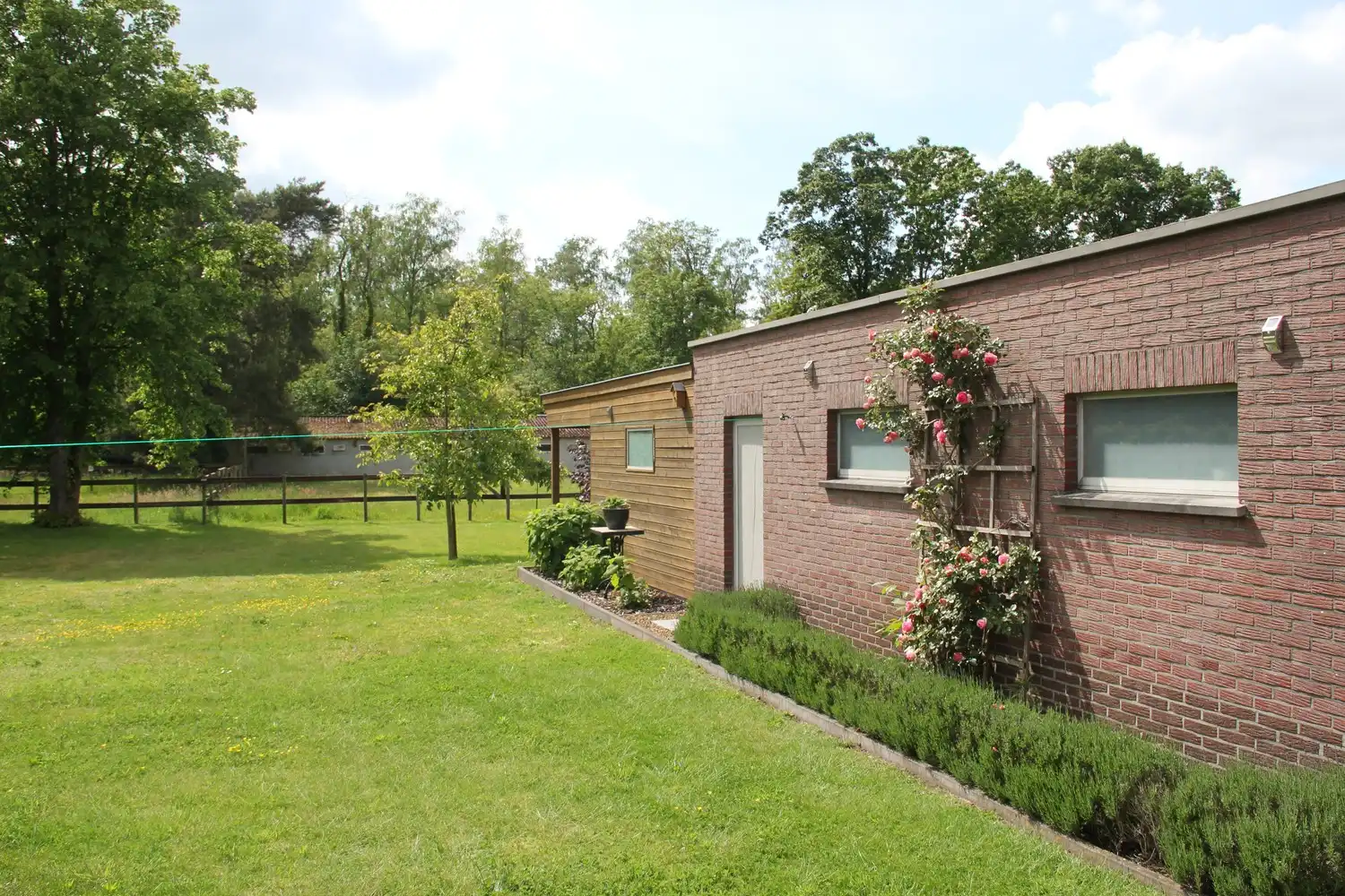 Instapklare gerenoveerde woning op 11a 75ca met prachtige, zuidgerichte tuin aan natuurgebied De Maten in Genk. foto 22